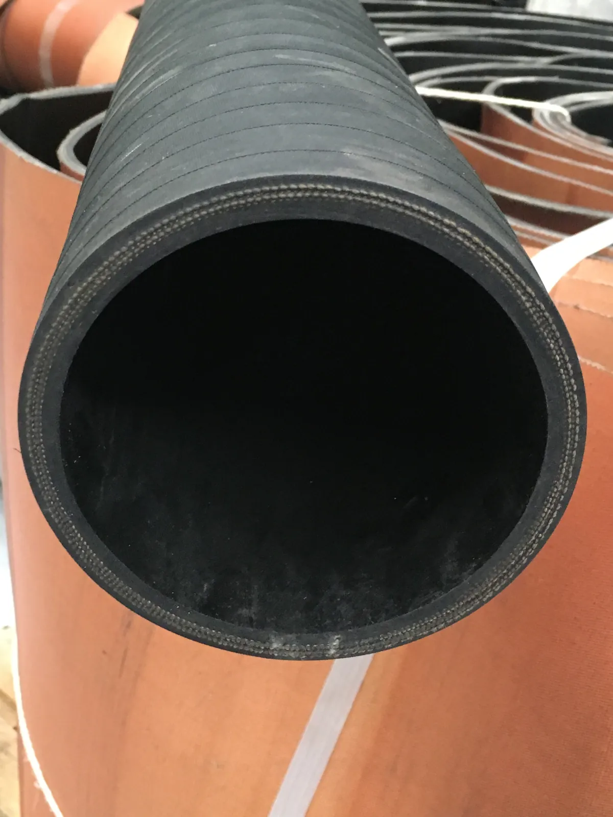 Manguera de goma negra de gran diámetro con refuerzo textil