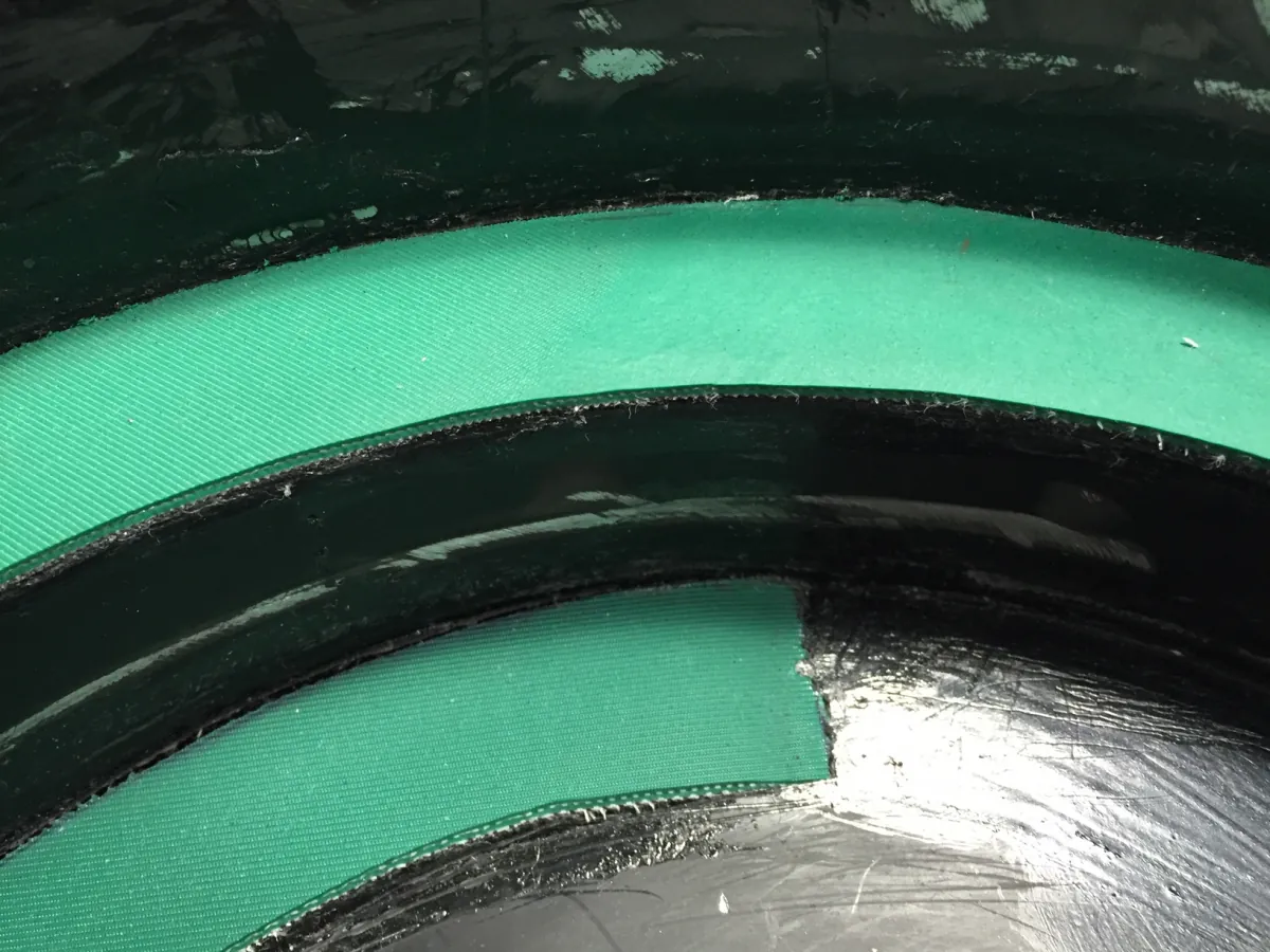 Detalle del forrado con banda verde en la pista de un vibrador