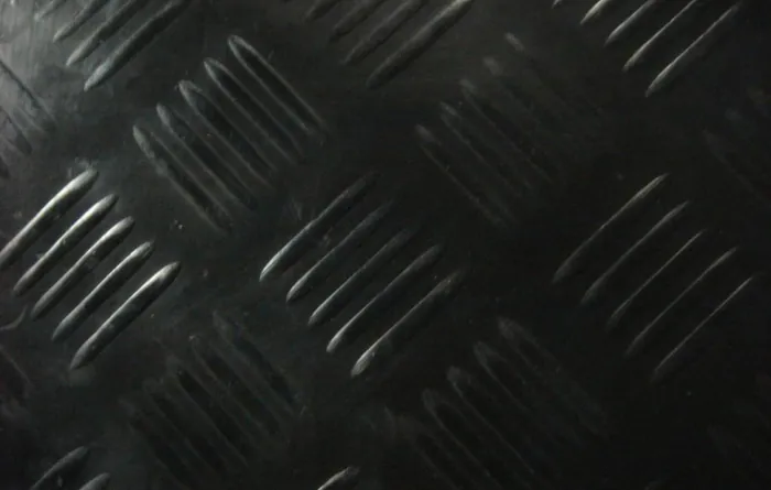 Goma negra con grabado checker de grupos de estrías cruzadas
