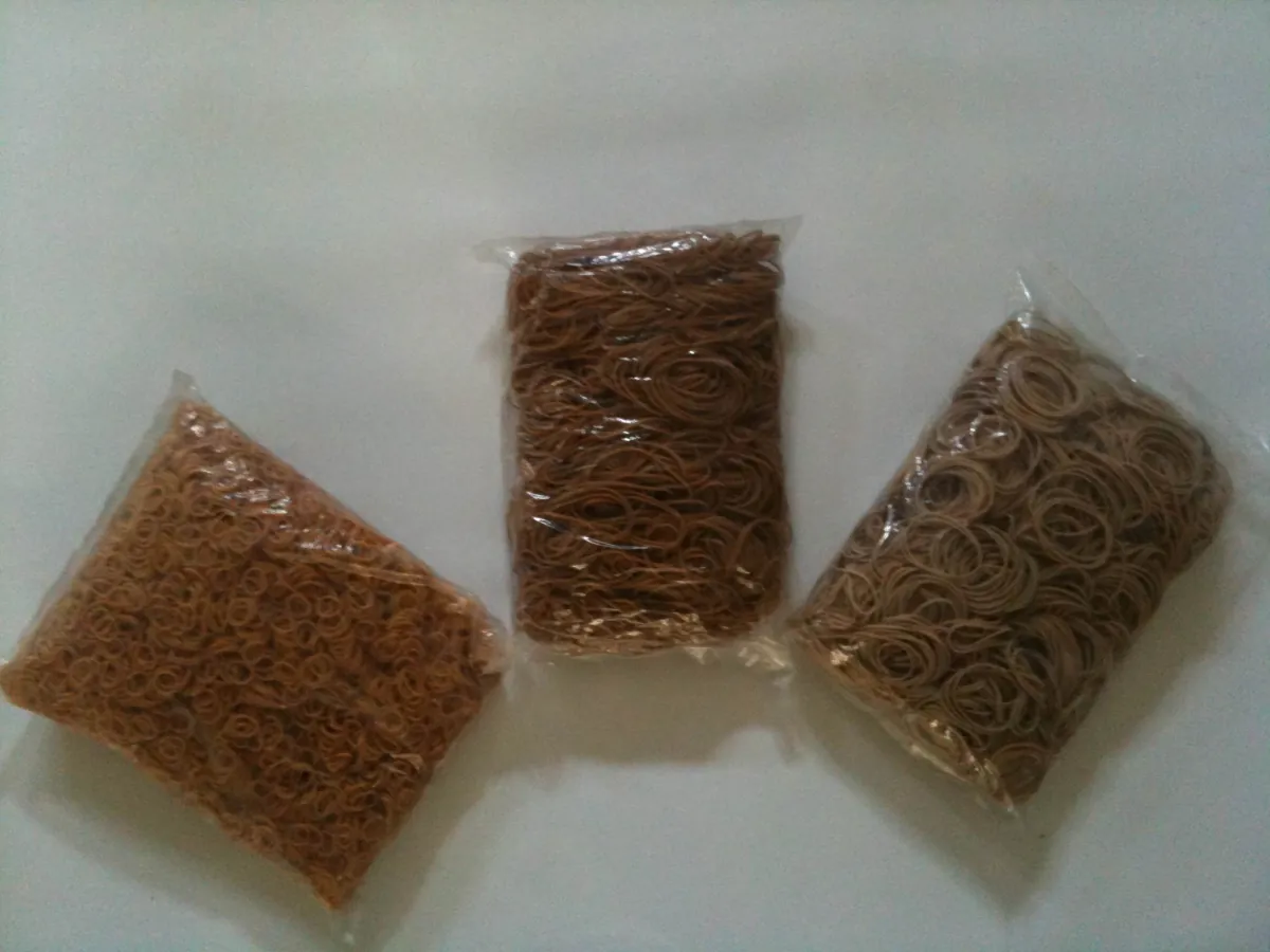 Tres bolsas de gomillas elásticas de caucho de distintos tamaños